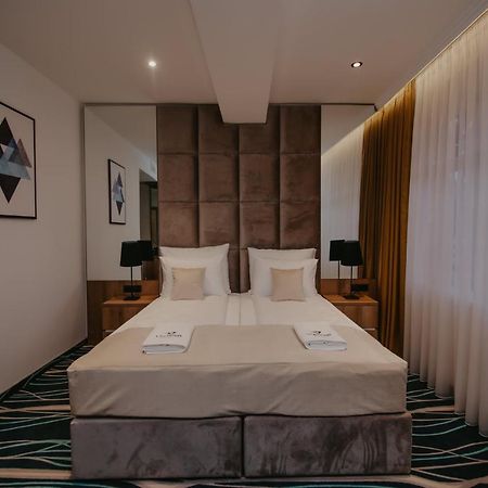 Hotel Vertigos Tuzla Esterno foto